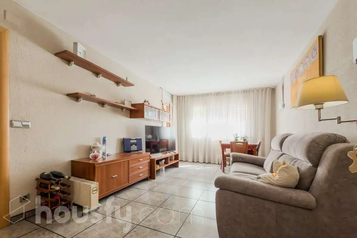 Sala de estar de Piso en venta en Sant Adrià de Besòs con Amueblado y Balcón