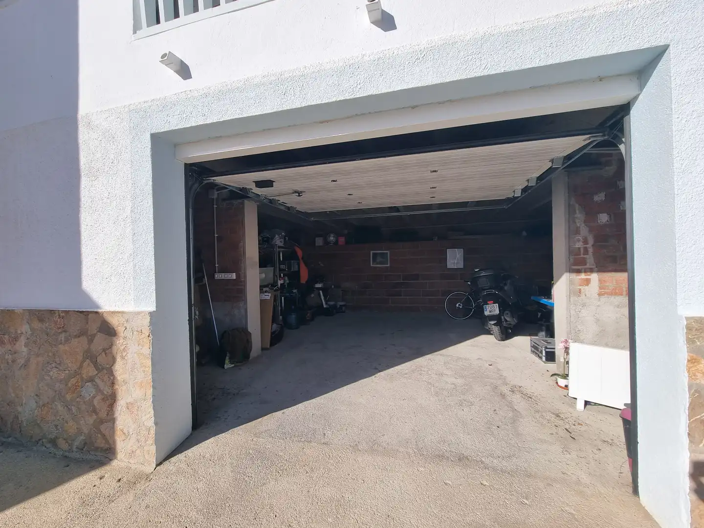 Parkplatz von Einfamilien-Reihenhaus zum Verkauf in Roses mit Klimaanlage, Heizung und Privatgarten