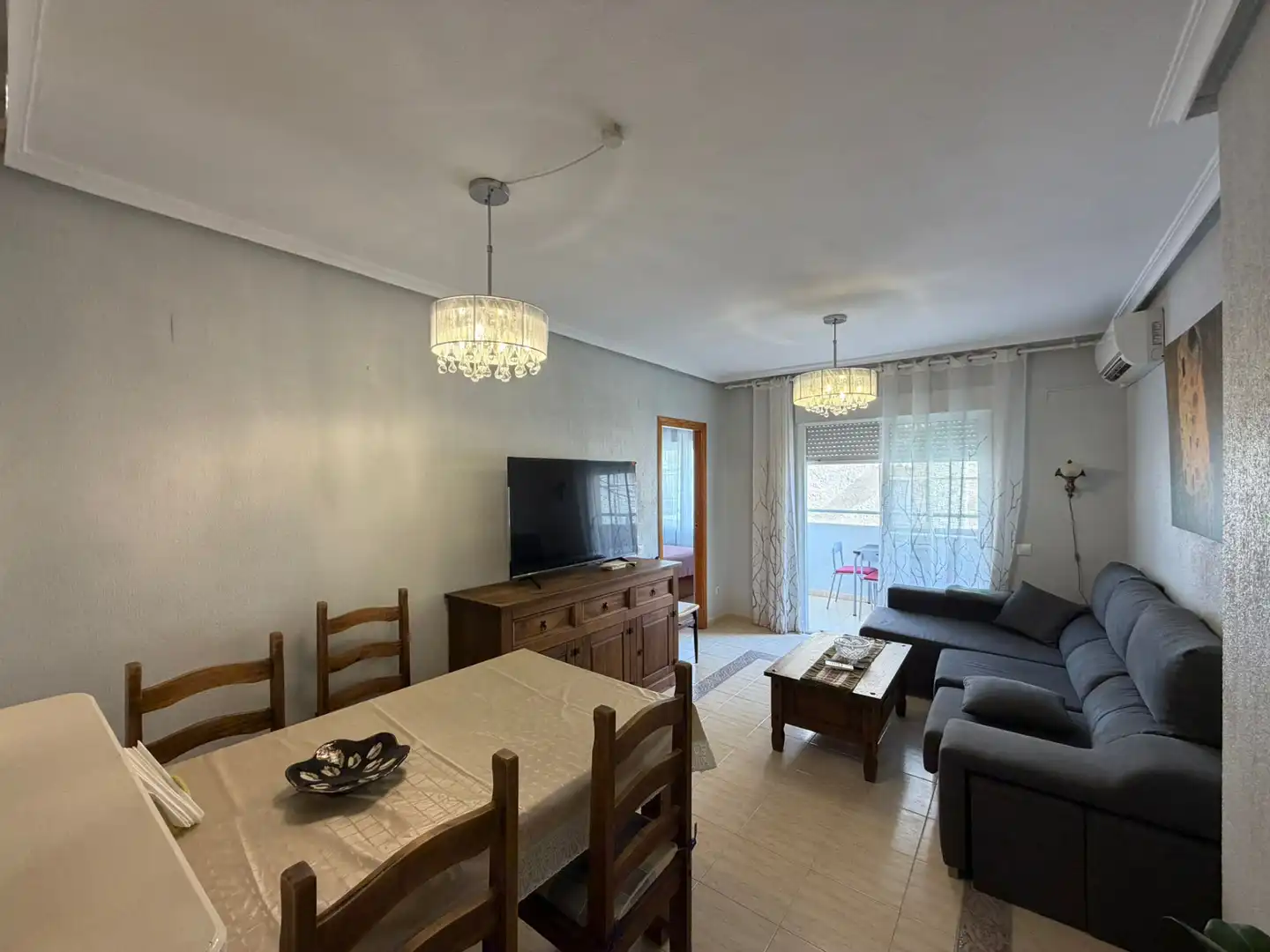 Sala d'estar de Pis de lloguer en Torrevieja amb Aire condicionat, Terrassa i Moblat