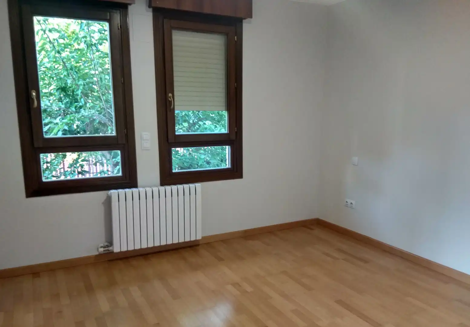 Bedroom of Houses for sale in Zaragoza  with Air Conditioner, Private garden and Parquet flooring