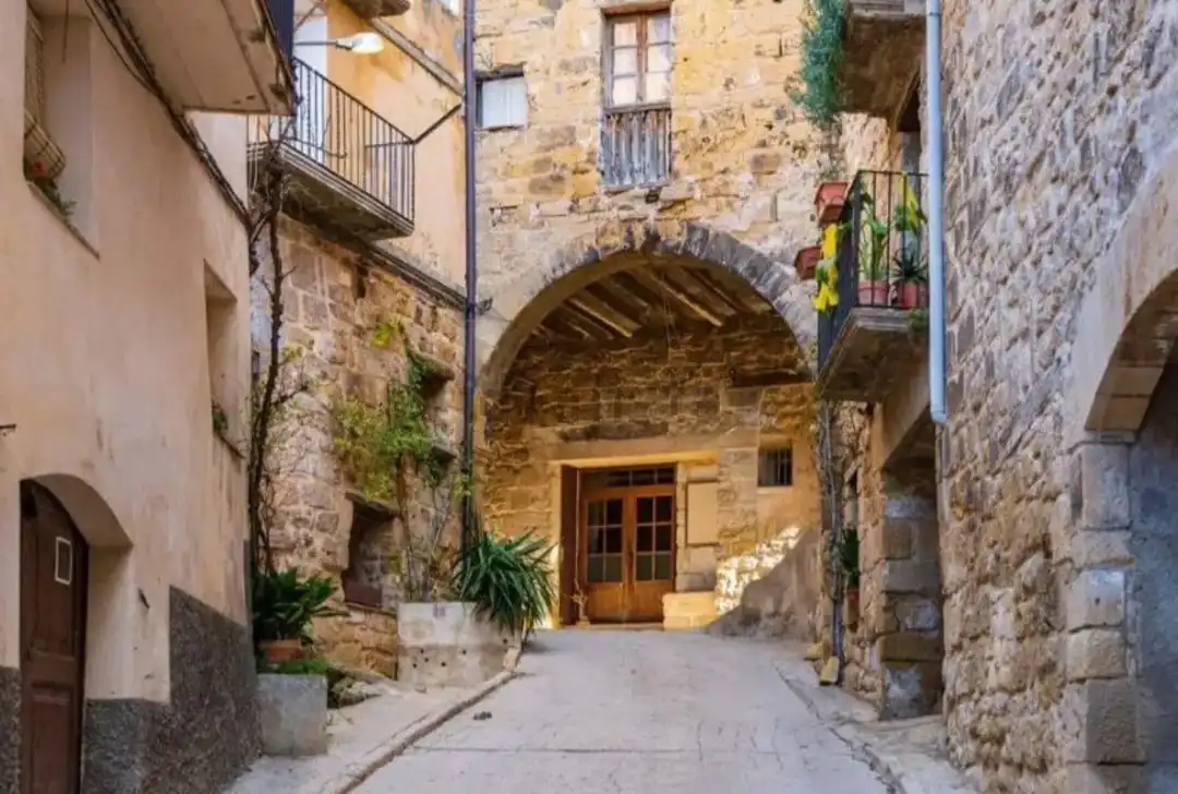 Vista exterior de Casa adosada en venda en Horta de Sant Joan amb Balcó