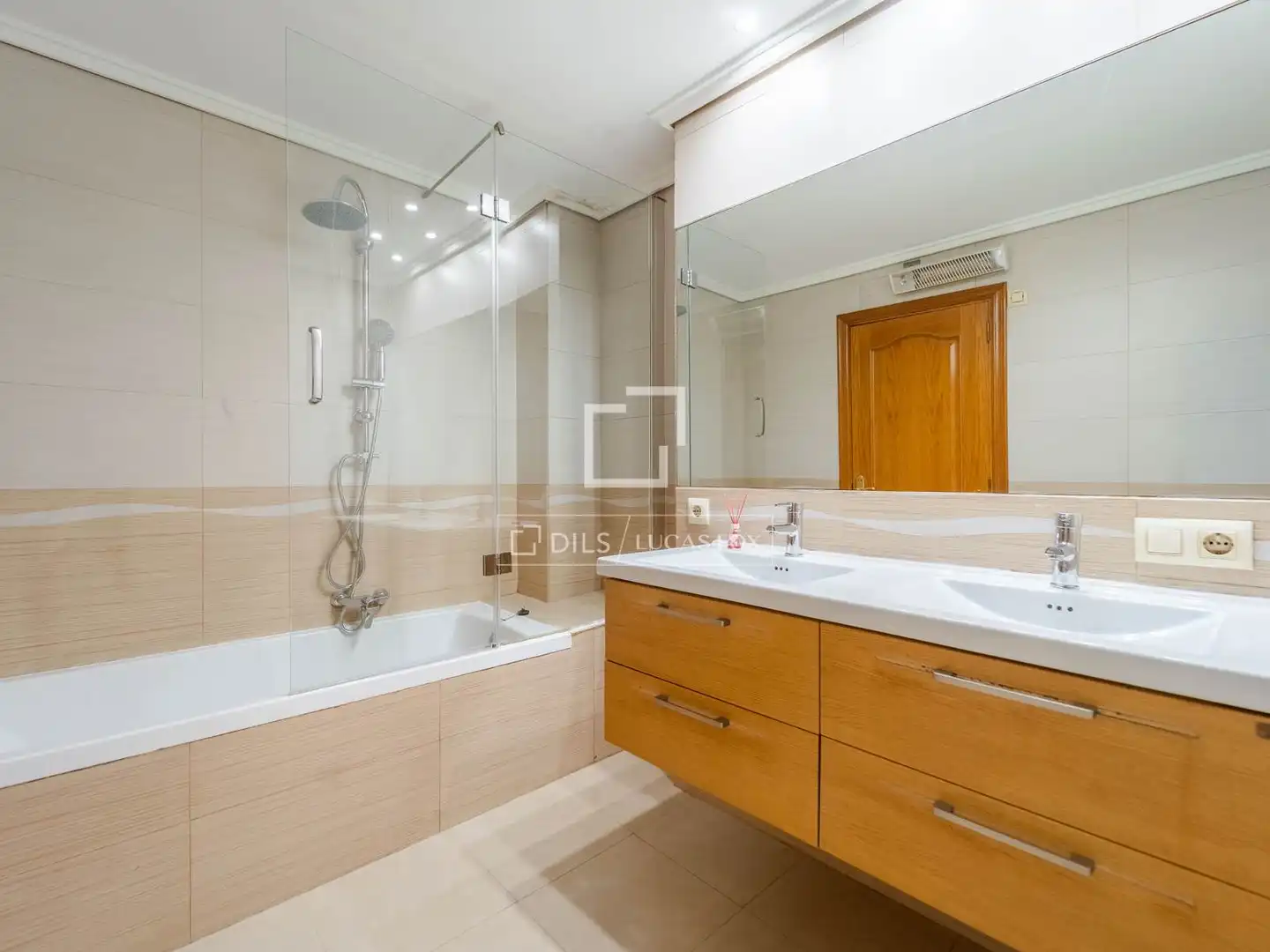 Baño de Piso en venta en Valencia con Calefacción, Parquet y Amueblado