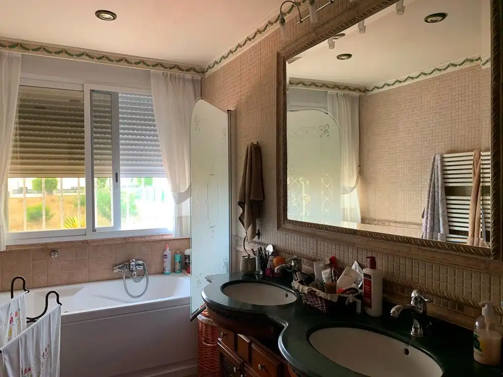 Baño de Casa o chalet en venta en L'Alfàs del Pi con Aire acondicionado, Calefacción y Jardín privado