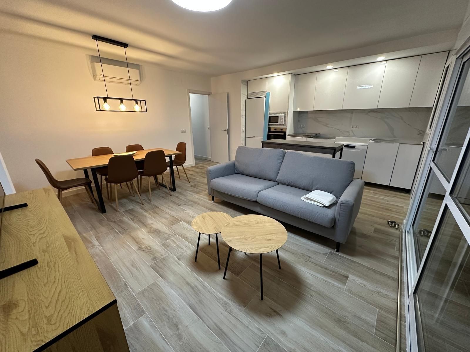 Sala d'estar de Pis de lloguer en Fuengirola amb Aire condicionat, Terrassa i Moblat