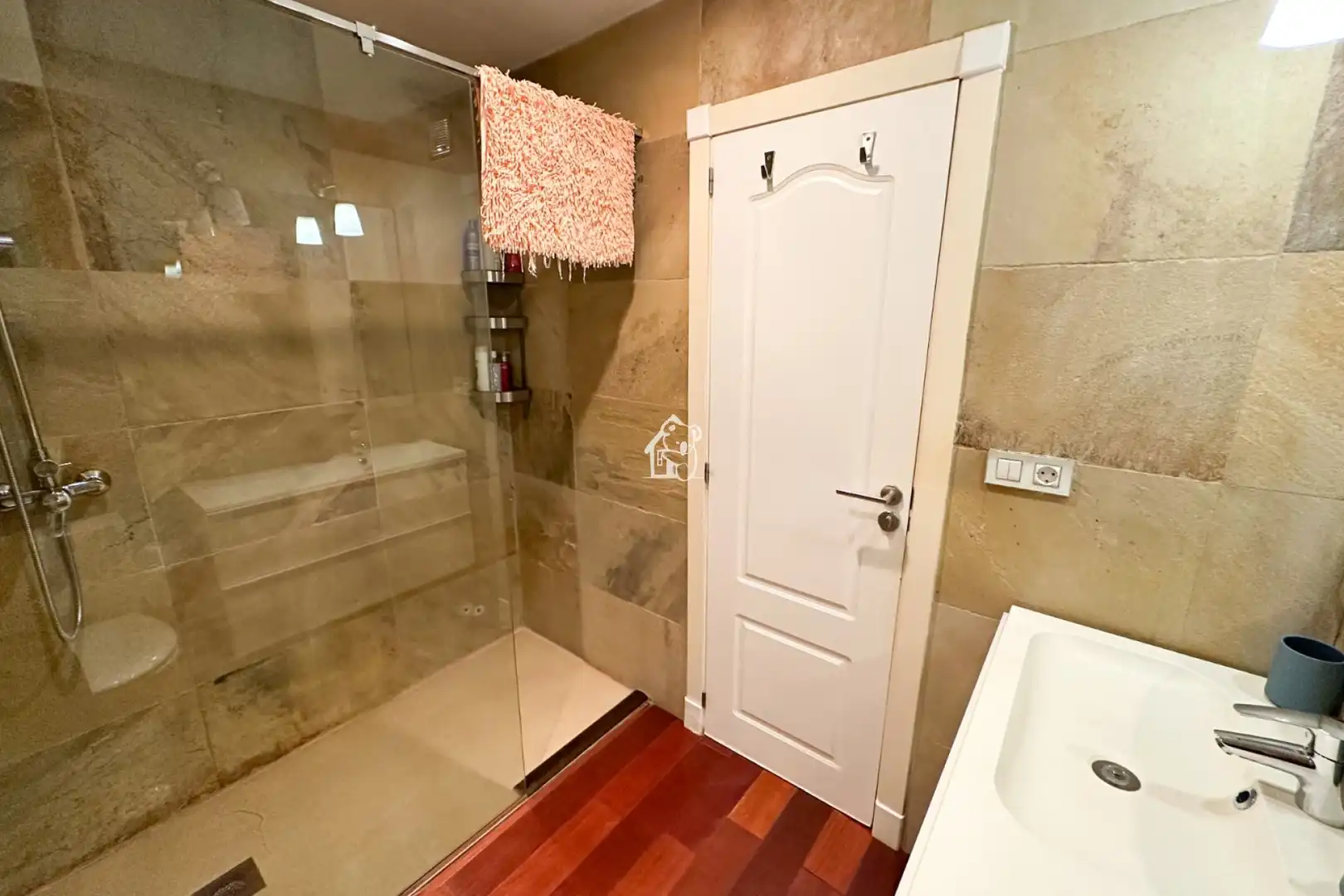 Baño de Piso de alquiler en Torrevieja con Parquet, Terraza y Piscina