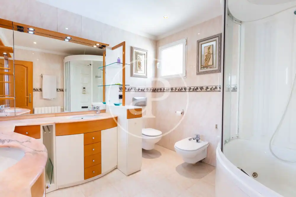 Baño de Casa o chalet de alquiler en La Pobla de Farnals con Aire acondicionado, Calefacción y Jardín privado