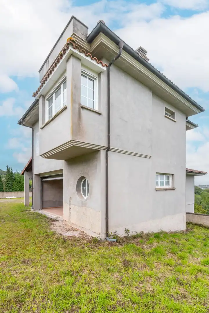 Vista exterior de Casa o xalet en venda en Oviedo  amb Jardí privat, Terrassa i Balcó