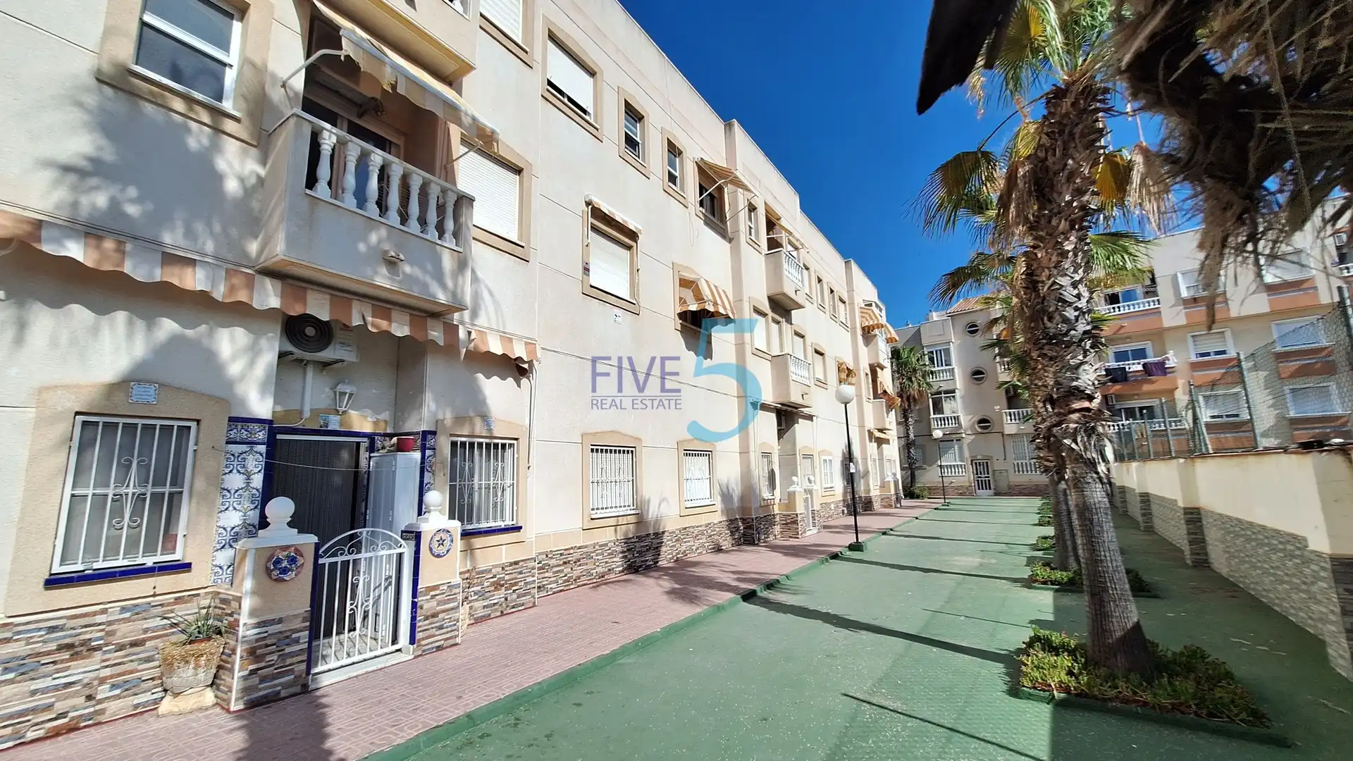 Vista exterior de Estudi en venda en Torrevieja amb Aire condicionat, Piscina i Balcó