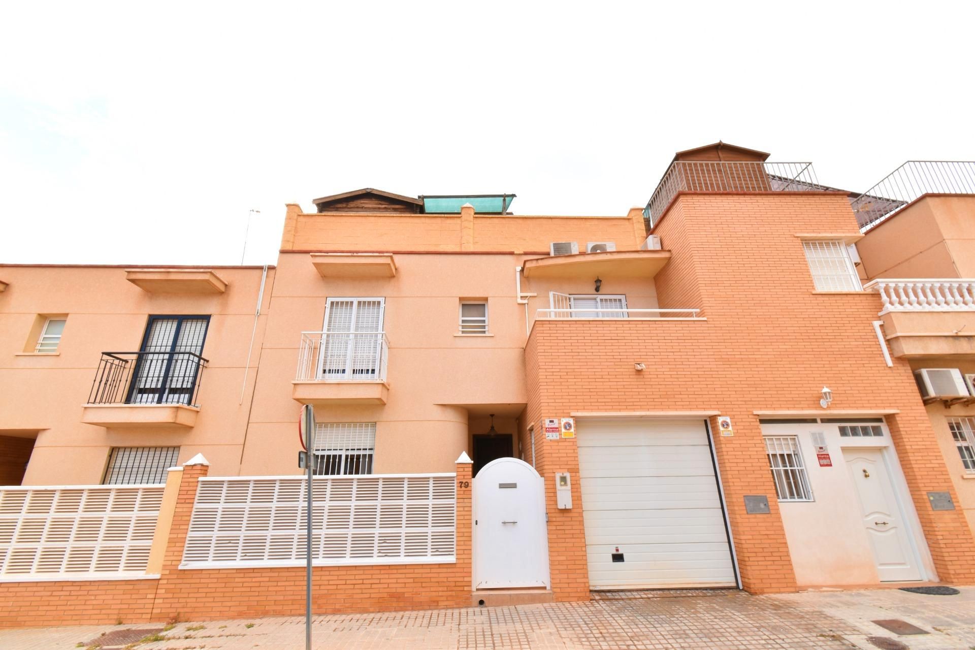 Vista exterior de Casa o xalet en venda en El Ejido amb Aire condicionat, Terrassa i Balcó