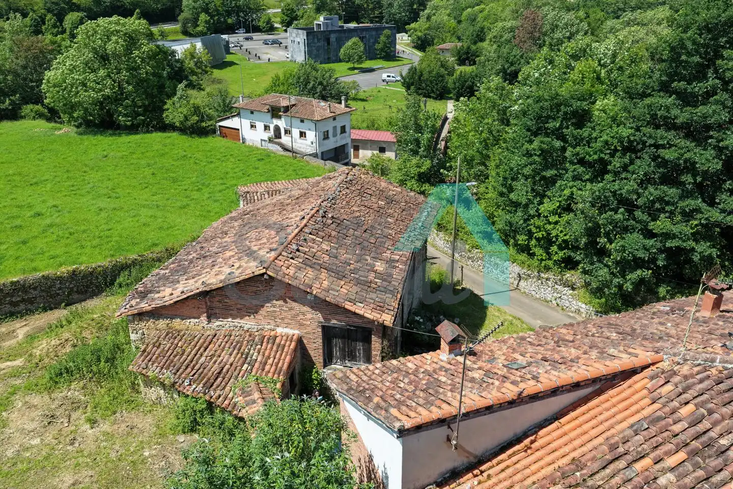 Außenansicht von Einfamilien-Reihenhaus zum Verkauf in Onís mit Heizung, Abstellraum und Balkon
