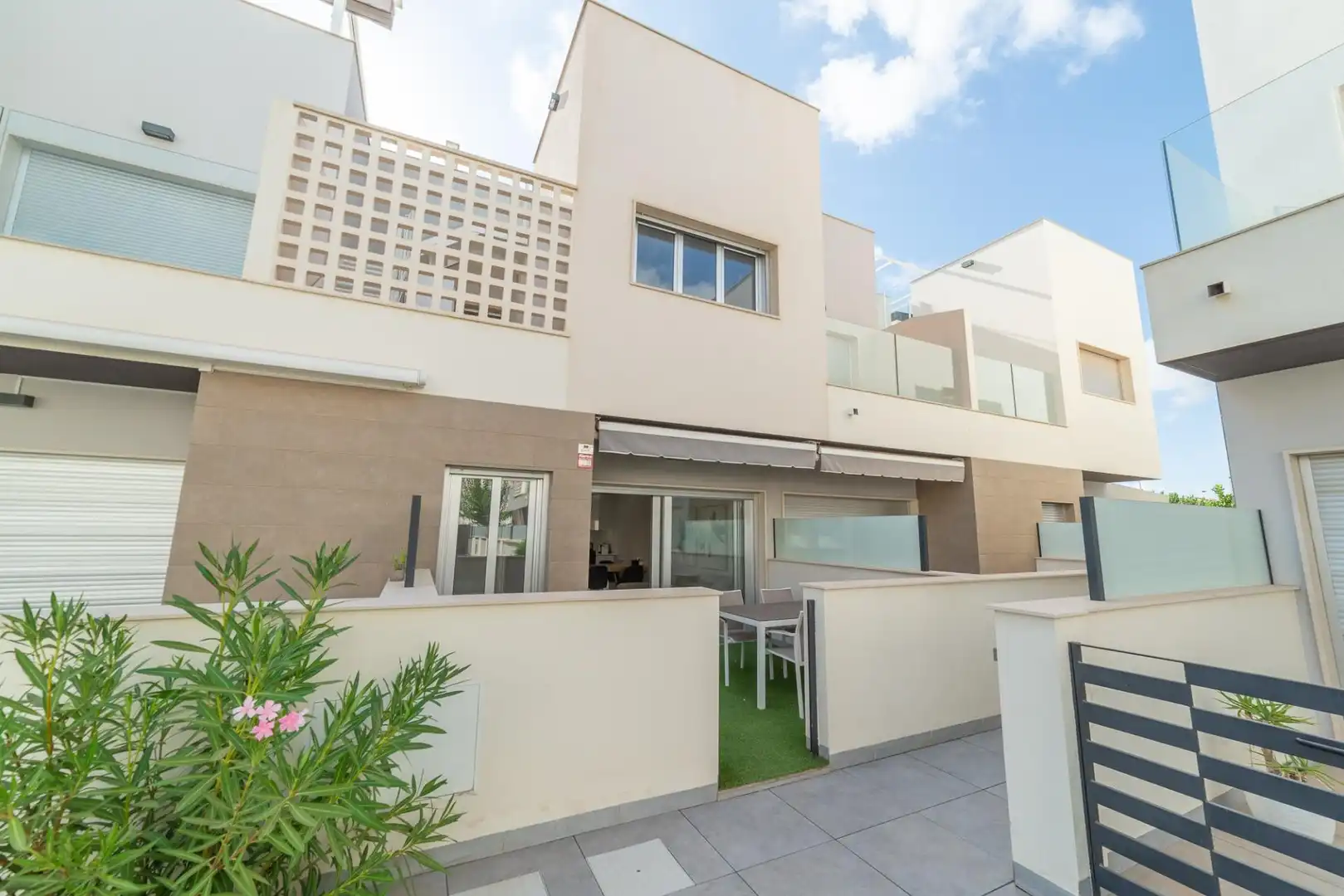Vista exterior de Casa adosada en venda en San Javier amb Aire condicionat, Jardí privat i Terrassa