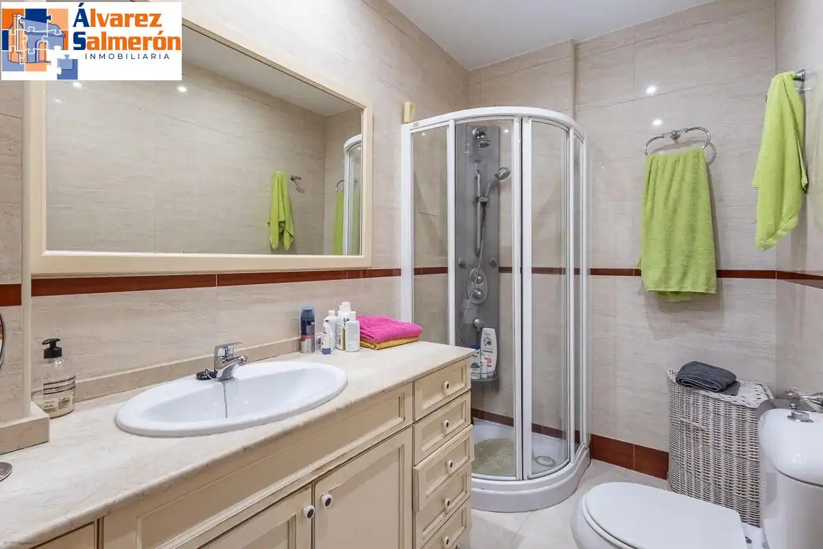 Badezimmer von Einfamilien-Reihenhaus zum Verkauf in Granada mit Privatgarten, Terrasse und Schwimmbad