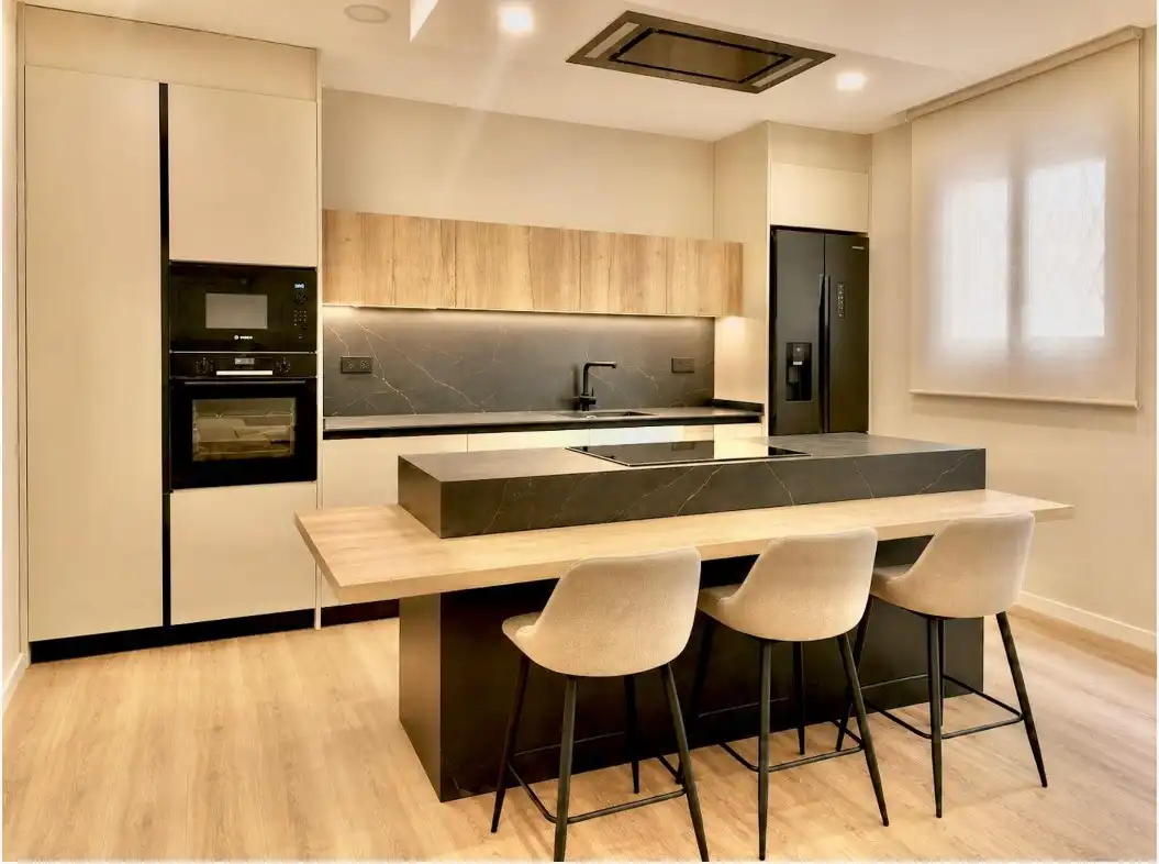 Cocina de Casa adosada en venta en Vilanova i la Geltrú con Aire acondicionado, Terraza y Horno