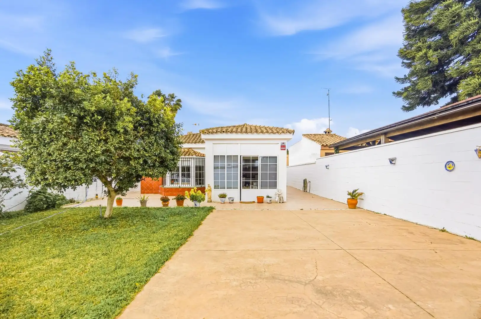 Vista exterior de Casa o xalet en venda en Chiclana de la Frontera amb Aire condicionat, Calefacció i Jardí privat
