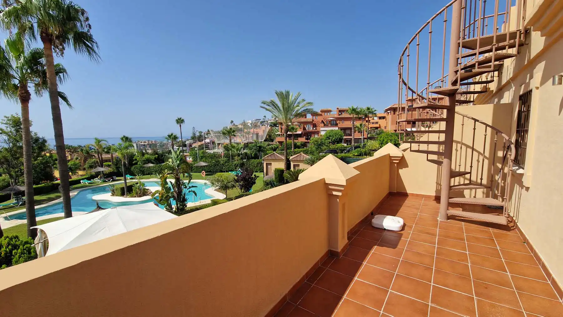 Garten von Einfamilien-Reihenhaus zum Verkauf in Estepona mit Klimaanlage, Privatgarten und Terrasse