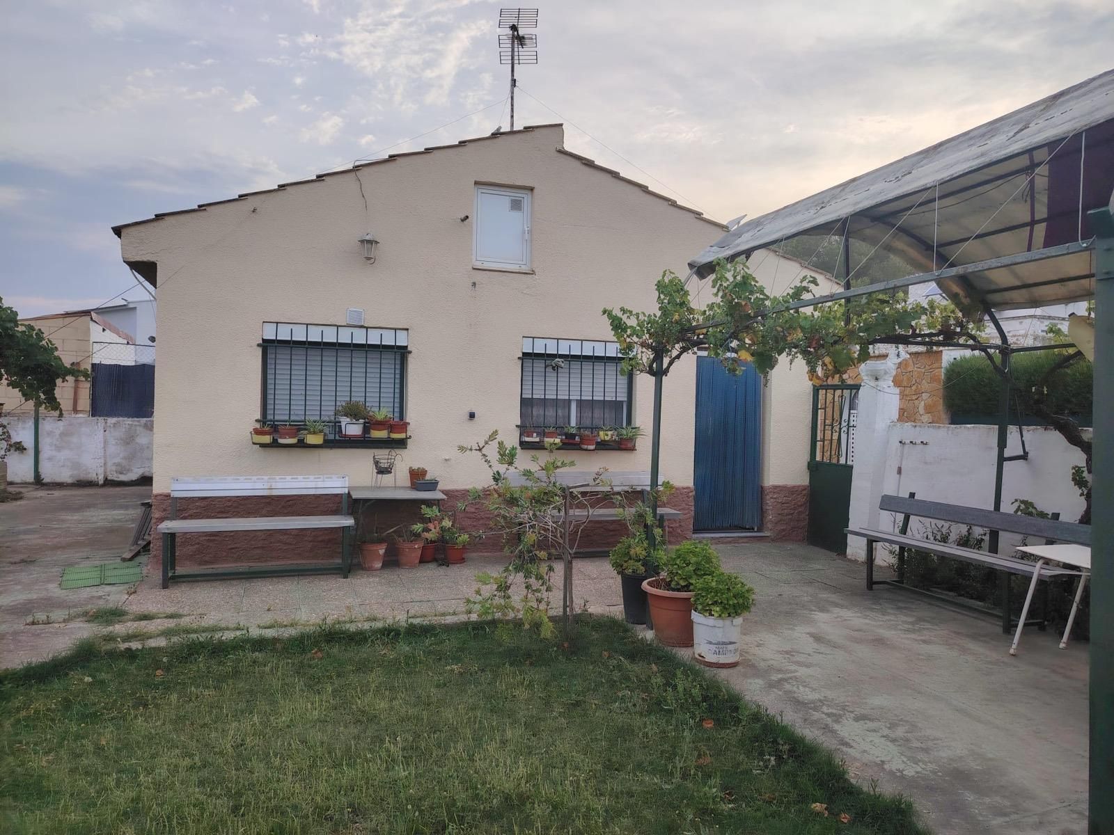 Jardí de Casa o xalet en venda en Nuez de Ebro amb Jardí privat, Terrassa i Traster