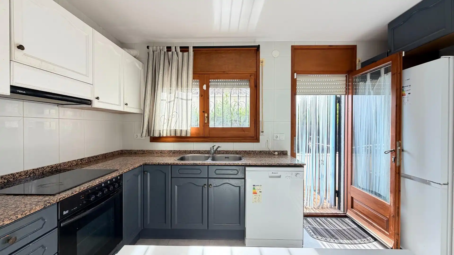 Kitchen of Detached homes for sale in Platja de Mont-roig