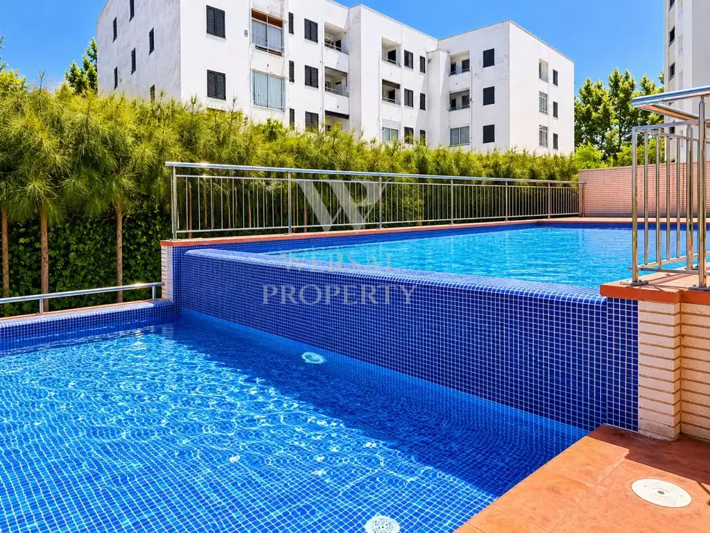 Schwimmbecken von Wohnungen zum Verkauf in Salou mit Klimaanlage, Privatgarten und Möbliert