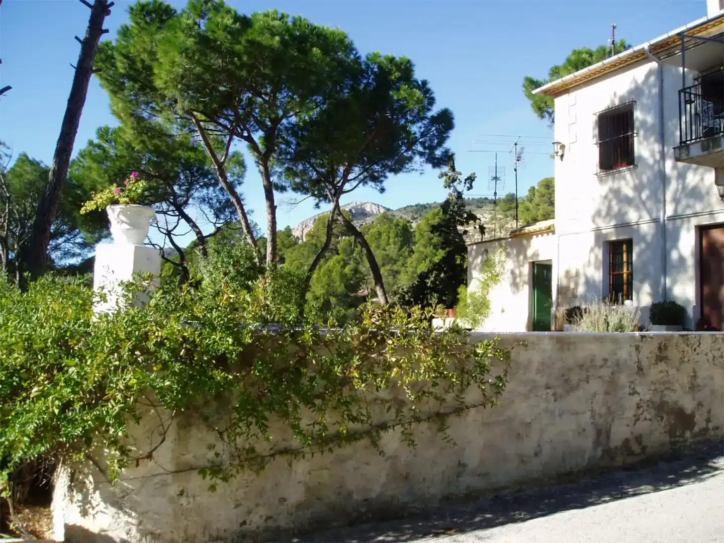 Vista exterior de Finca rústica en venda en Onil amb Piscina i Balcó