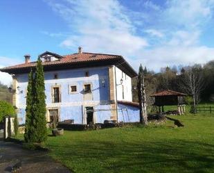 Vista exterior de Edifici en venda en Cangas de Onís