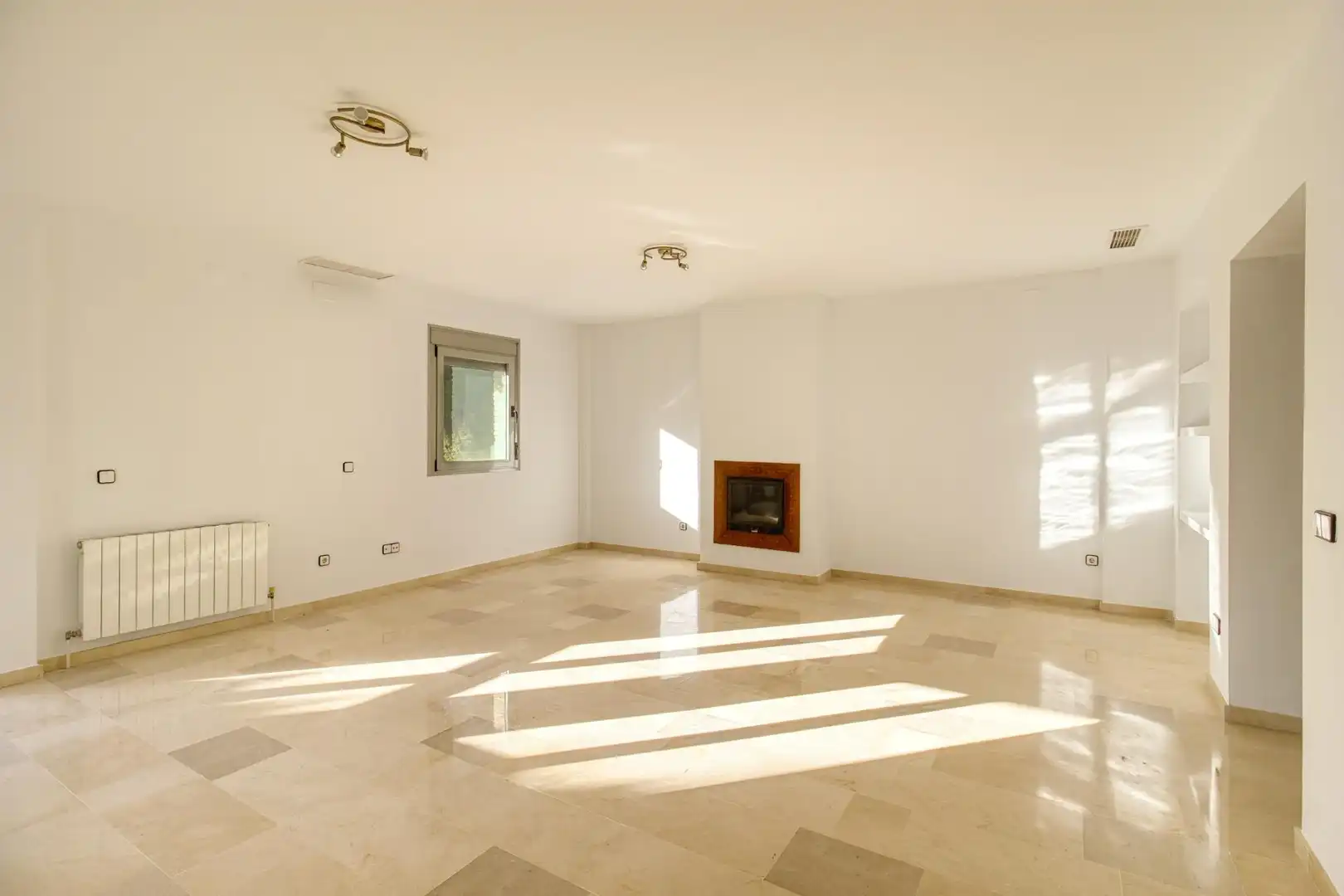 Sala de estar de Casa o chalet en venta en Bormujos con Aire acondicionado, Calefacción y Jardín privado