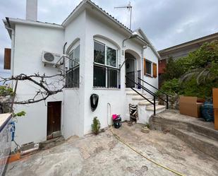 Vista exterior de Casa o xalet en venda en Sitges amb Aire condicionat, Terrassa i Piscina