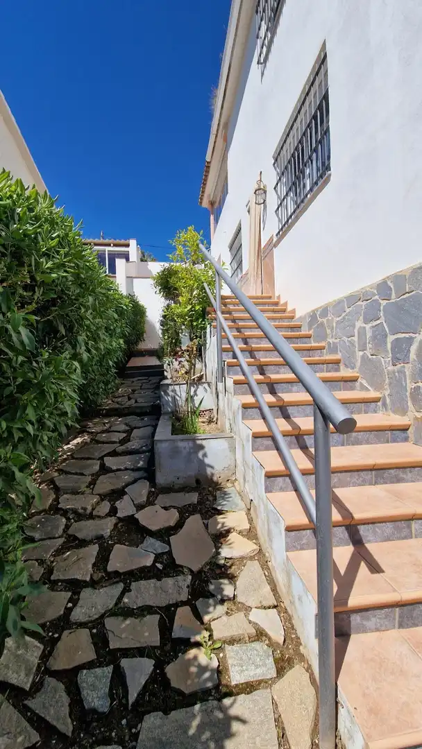 Vista exterior de Casa o xalet en venda en Mijas amb Aire condicionat, Jardí privat i Terrassa