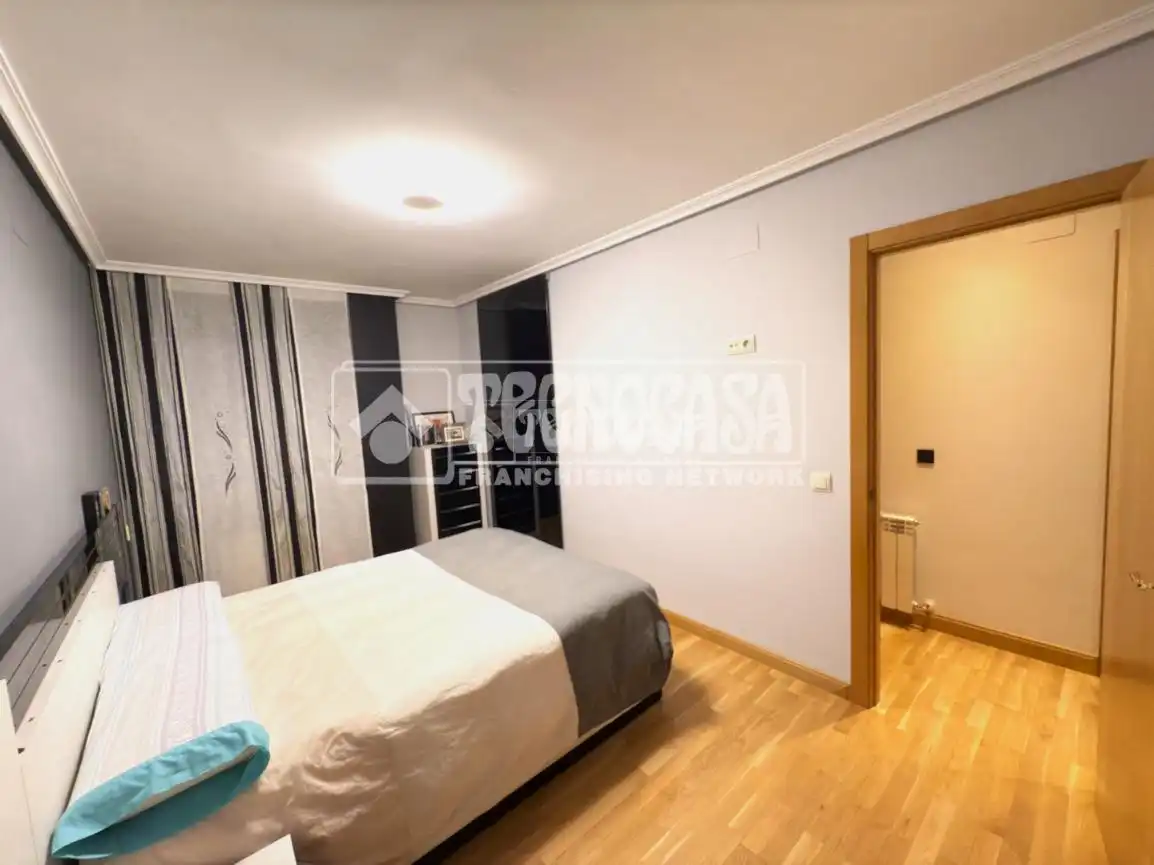 Schlafzimmer von Wohnung zum Verkauf in Cuenca mit Klimaanlage und Parkett