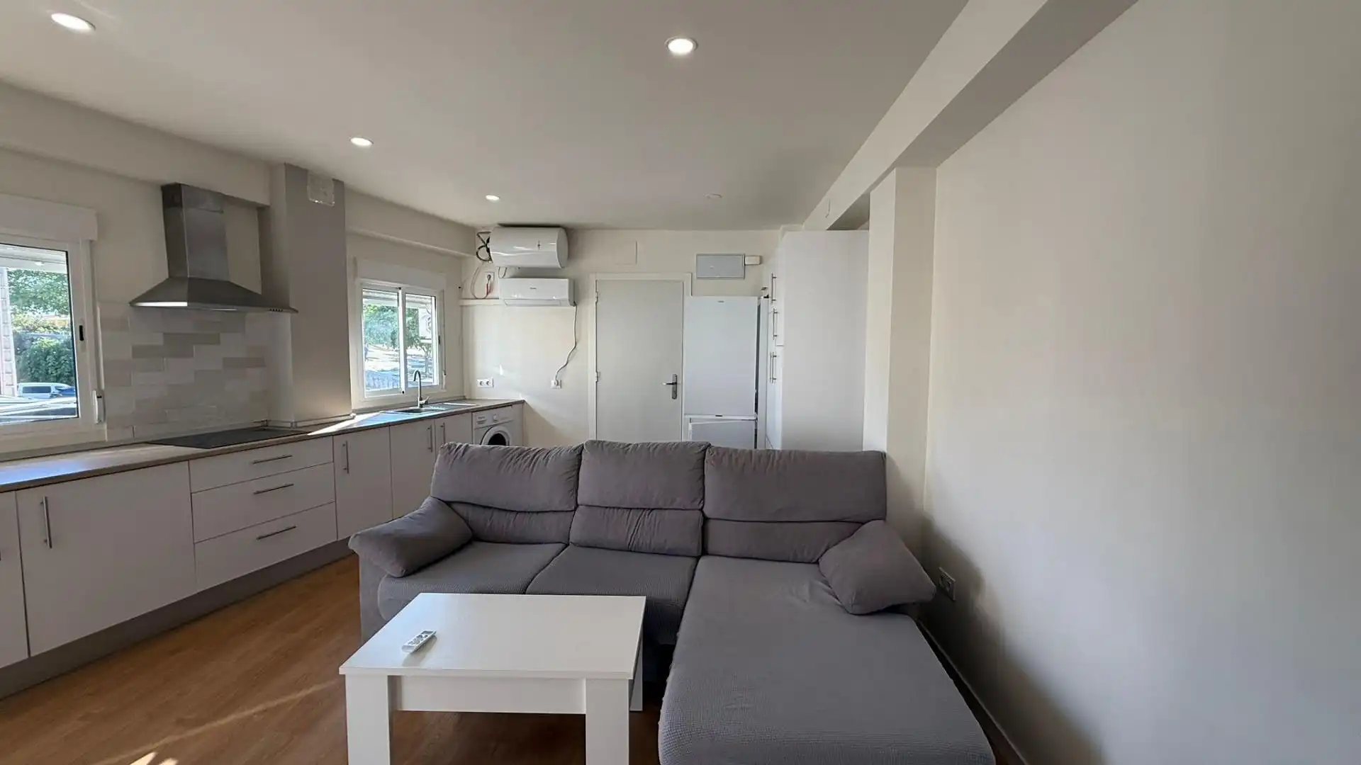 Living room of Flat for sale in Sevilla  with Air Conditioner, Terrace and Furnished