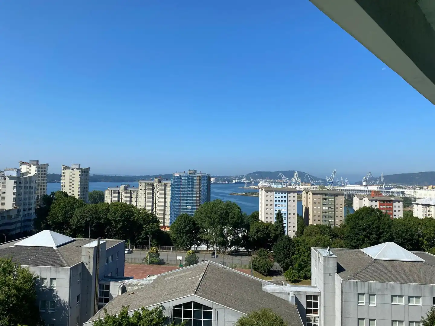 Außenansicht von Wohnung zur Miete in Ferrol mit Heizung, Möbliert und Ofen