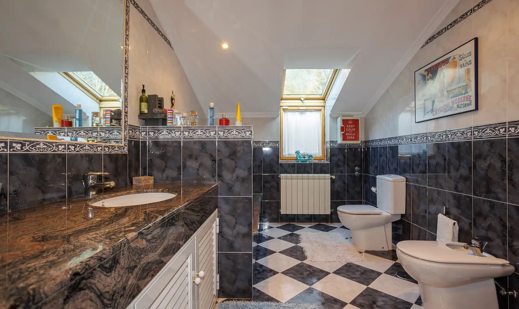 Badezimmer von Geschaftsraum zum Verkauf in Boqueixón mit Möbliert