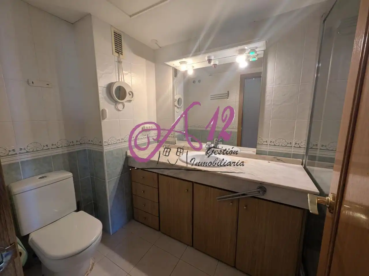 Bathroom of Flat for sale in Valencia  with Air Conditioner, Terrace and Community pool