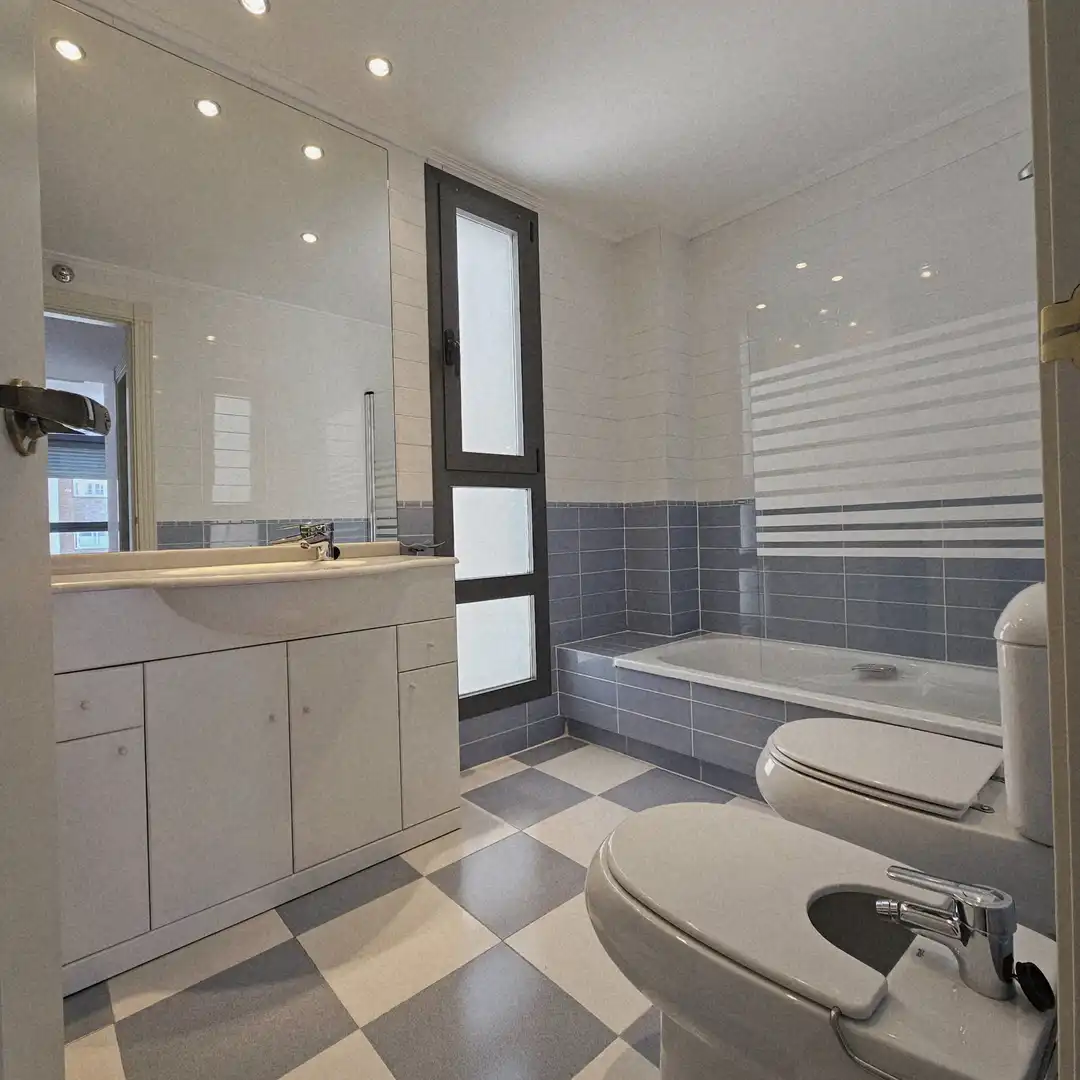 Bathroom of Flat for rent in Madrid  with Air Conditioner, Heating and Terrace