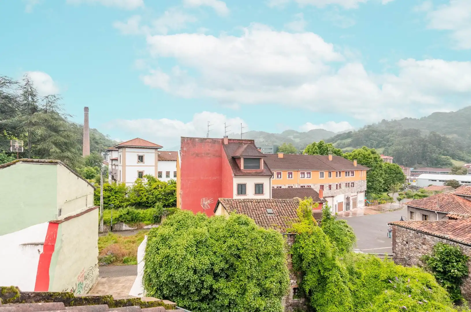 Vista exterior de Piso en venta en Mieres (Asturias) con Calefacción, Amueblado y Balcón
