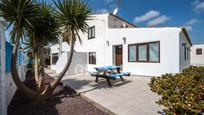 Vista exterior de Casa o xalet en venda en Conil de la Frontera amb Aire condicionat, Calefacció i Jardí privat