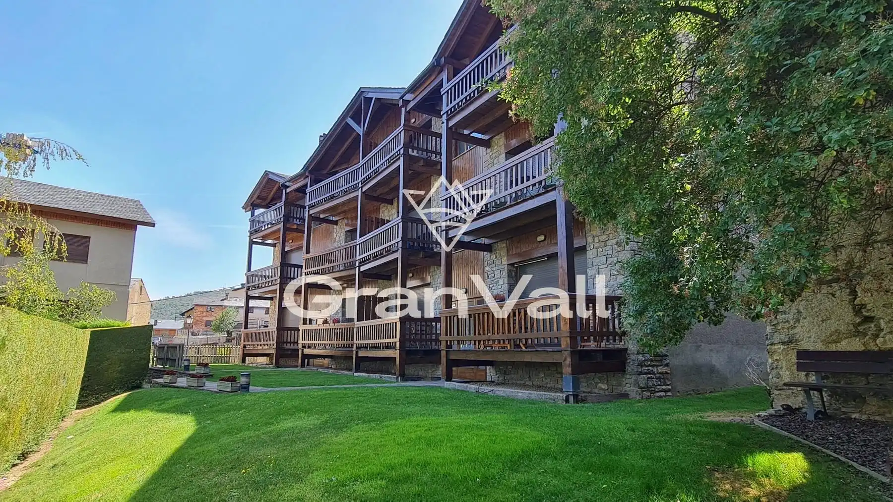 Vista exterior de Apartament en venda en Alp amb Calefacció, Jardí privat i Parquet