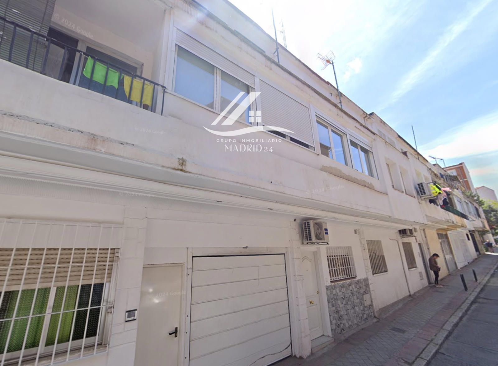 Exterior view of Single-family semi-detached for sale in  Madrid Capital  with Terrace and Furnished