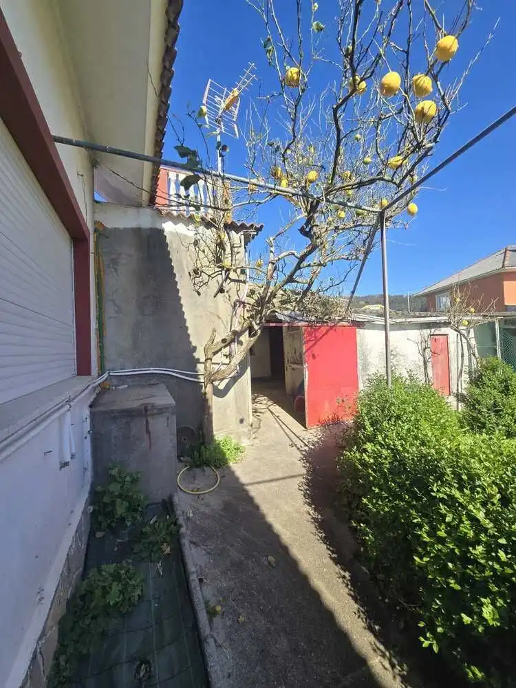 Vista exterior de Casa o xalet en venda en Valdoviño amb Calefacció, Jardí privat i Terrassa