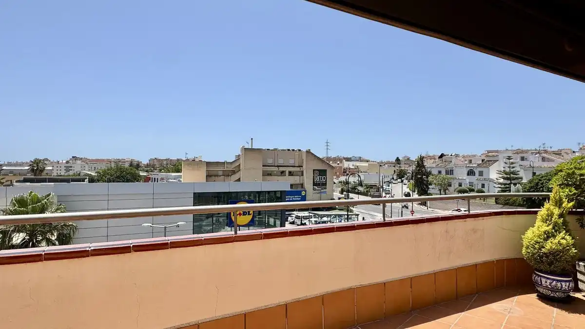 Vista exterior de Ático en venta en Fuengirola con Aire acondicionado, Amueblado y Piscina comunitaria
