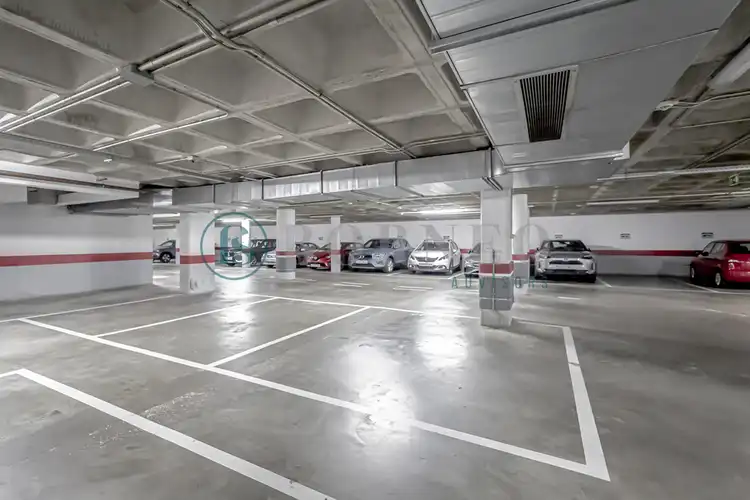 Parkplatz von Büro zur Miete in Madrid