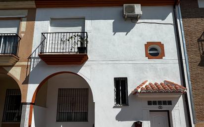 Vista exterior de Casa adosada en venda en Peligros amb Aire condicionat, Forn i Microones
