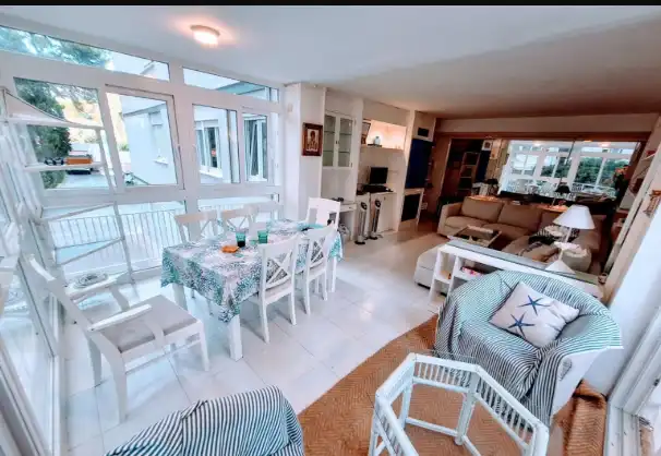 Sala d'estar de Apartament en venda en Benicasim / Benicàssim amb Jardí privat, Terrassa i Moblat