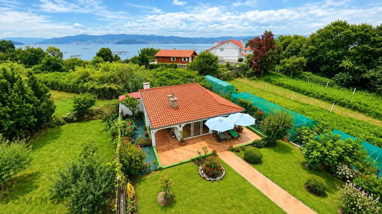 Jardí de Casa o xalet en venda en Cangas  amb Calefacció, Jardí privat i Terrassa