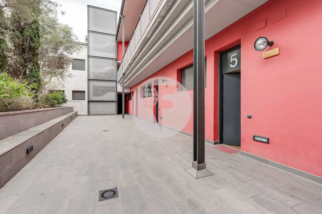 Vista exterior de Planta baixa en venda en Barcelona amb Traster