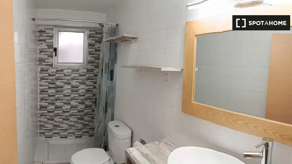 Bany de Pis per a compartir en Almería amb Aire condicionat, Terrassa i Moblat