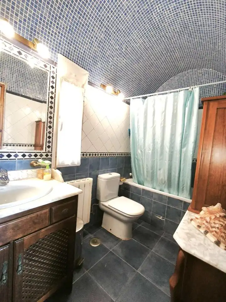 Bany de Casa o xalet en venda en Villa del Prado amb Aire condicionat, Calefacció i Jardí privat
