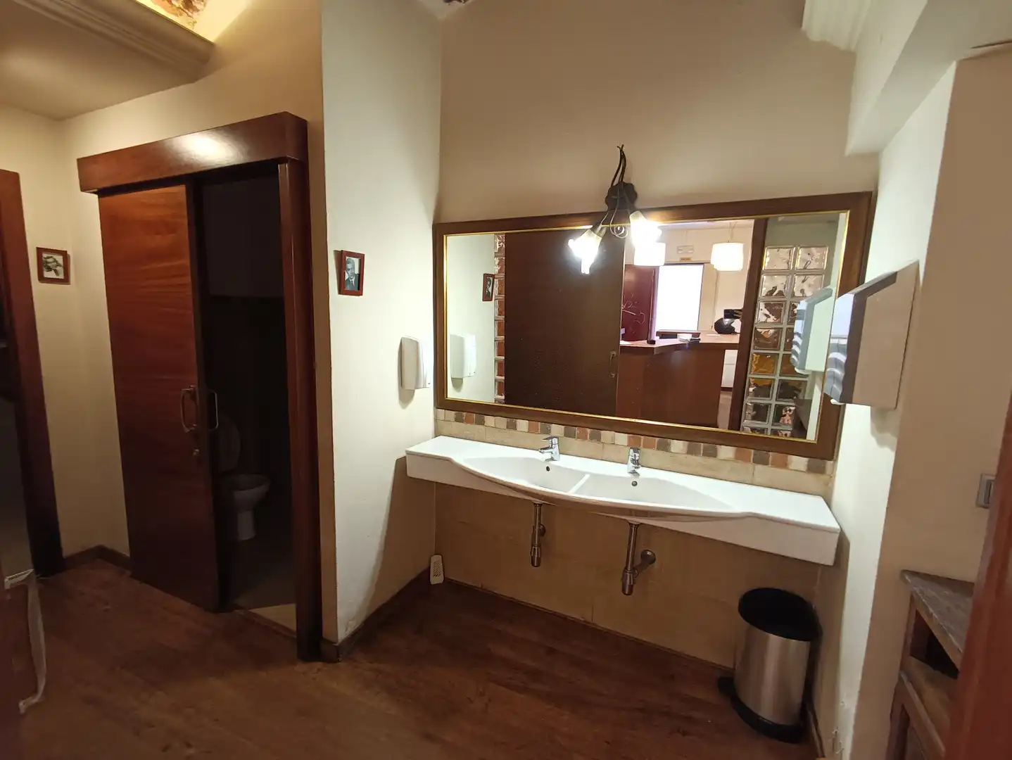 Badezimmer von Geschaftsraum zum Verkauf in El Masnou mit Klimaanlage, Parkett und Möbliert