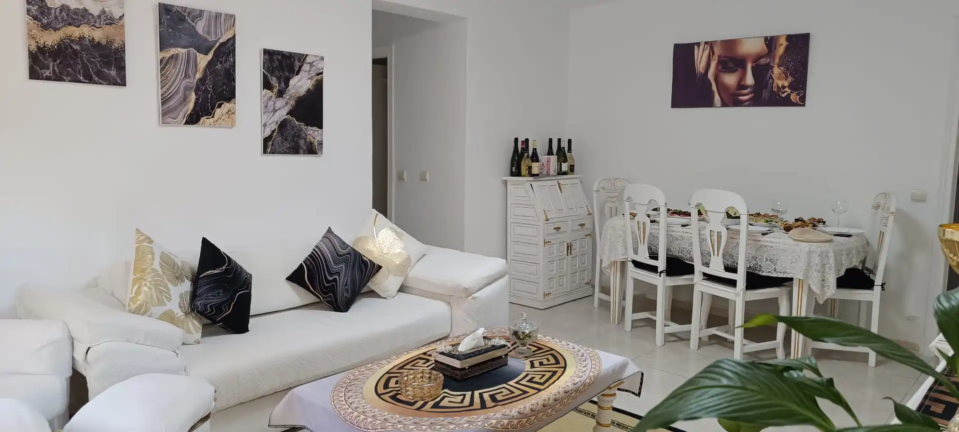 Living room of Flat for sale in Marbella  with Terrace, Oven and Washing machine