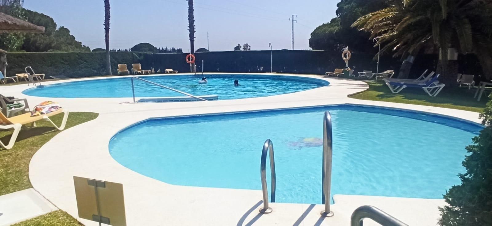 Piscina de Casa adosada en venda en Chiclana de la Frontera amb Aire condicionat, Jardí privat i Terrassa