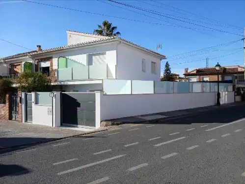 Vista exterior de Casa o xalet en venda en Cájar amb Aire condicionat, Jardí privat i Parquet